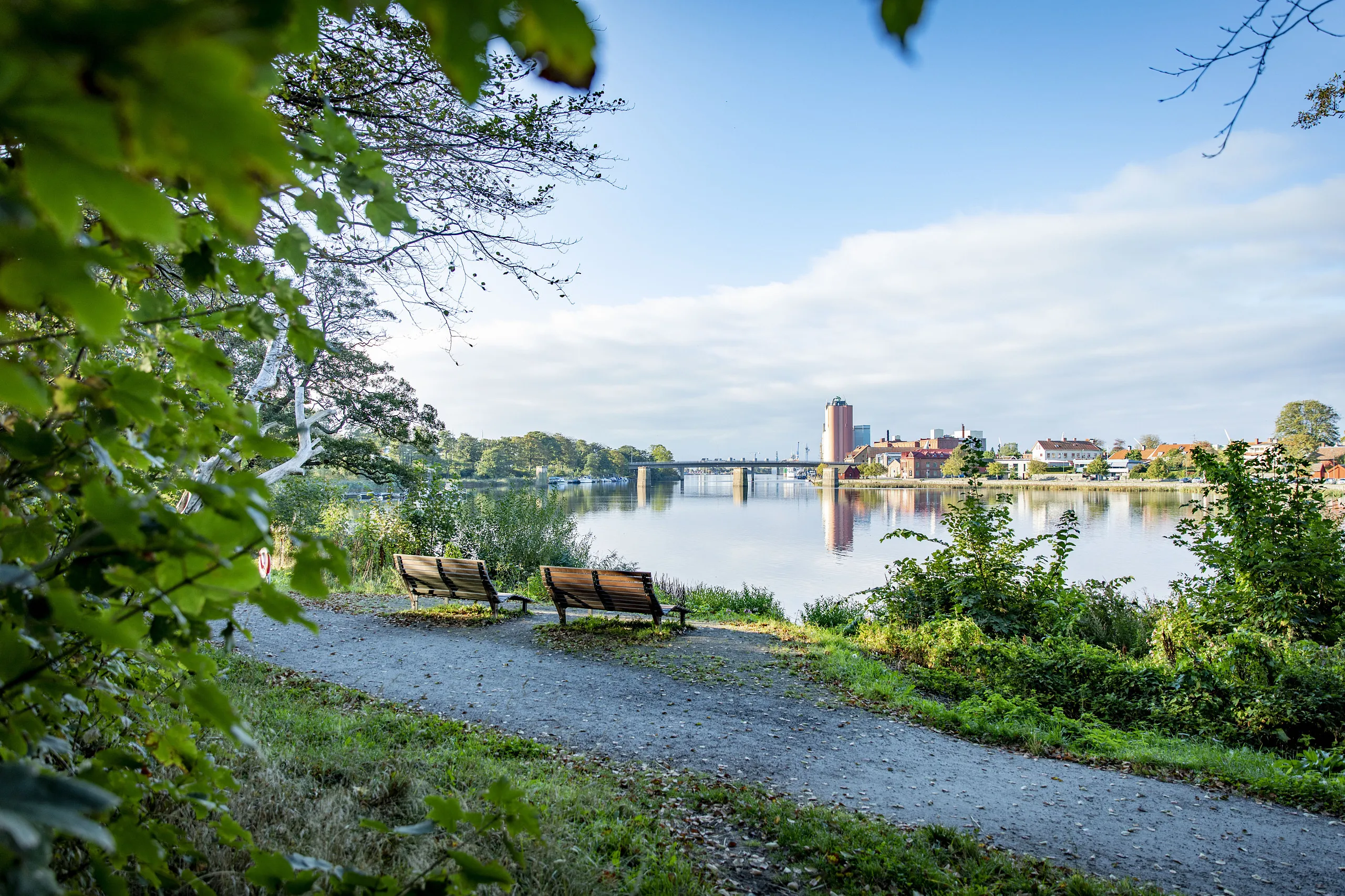 Vacker vy från strandpromenaden ut mot hamnen
