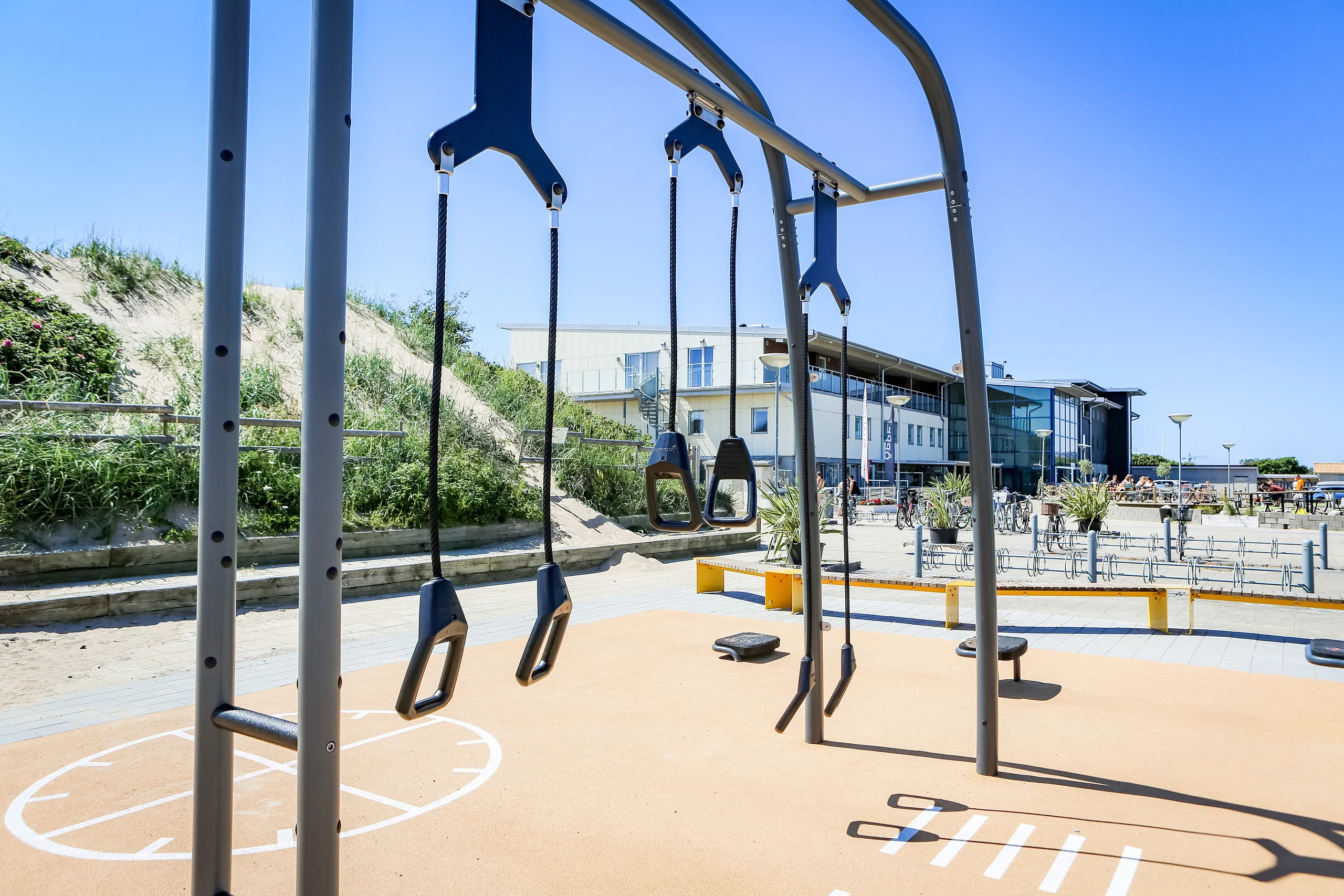 Ute gym på Skrea strand i soligt väder