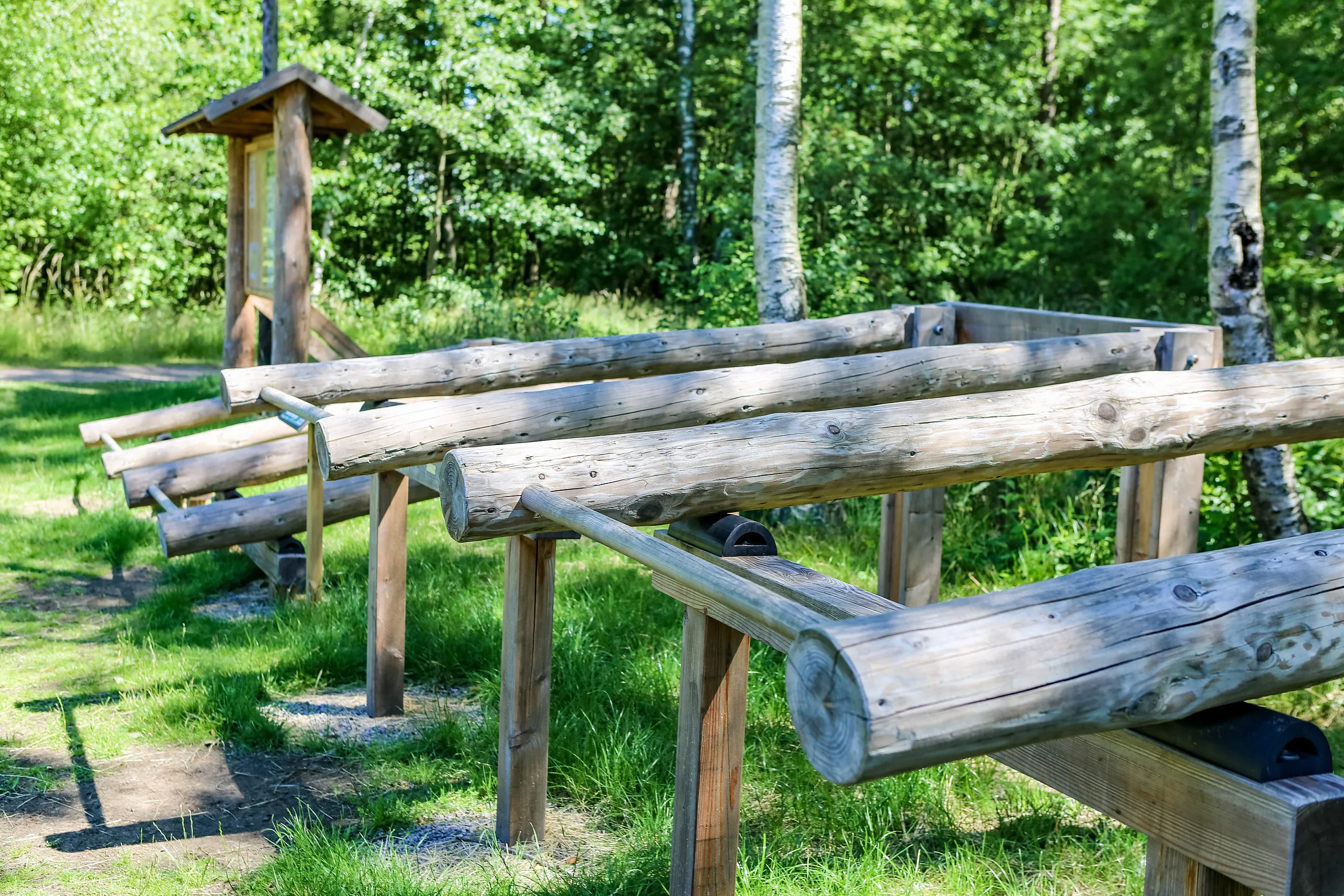 Redskap på ett utegym i trä