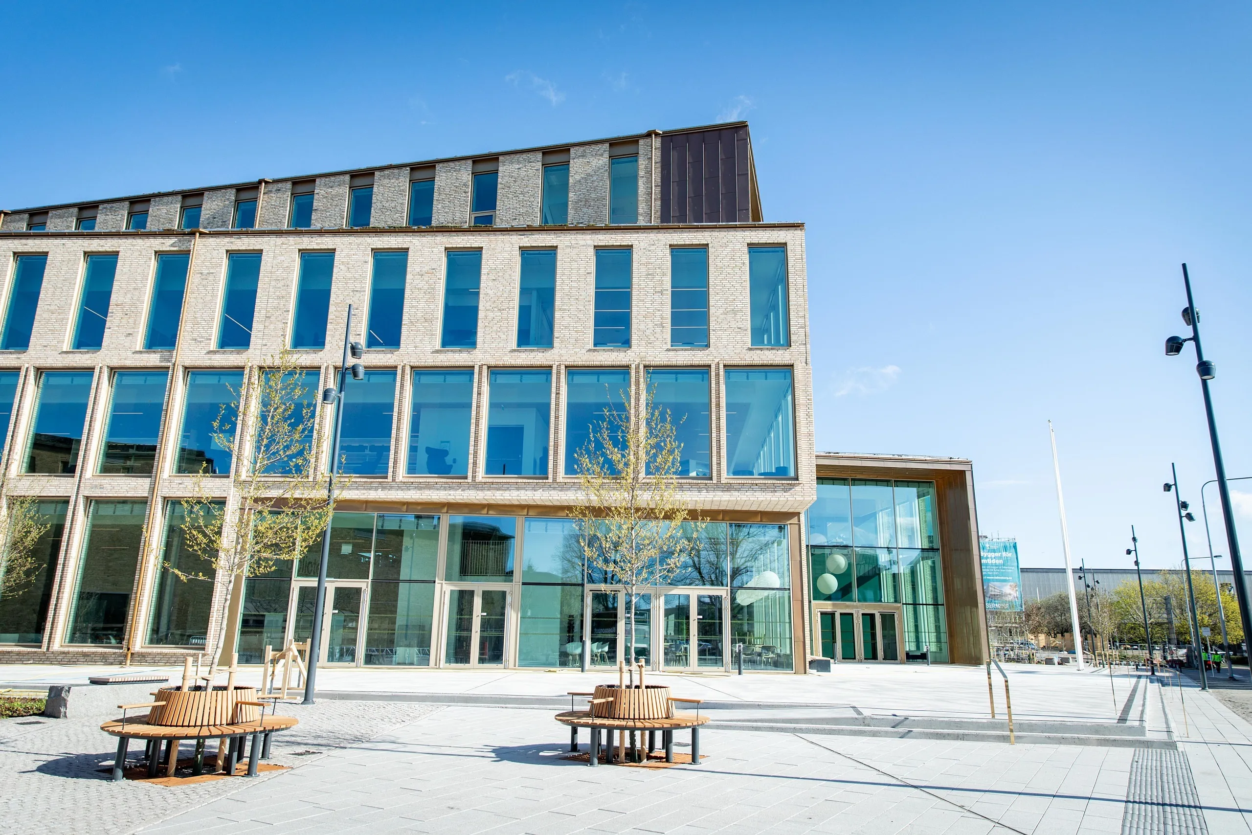 Byggnad med stora fönster en solig dag