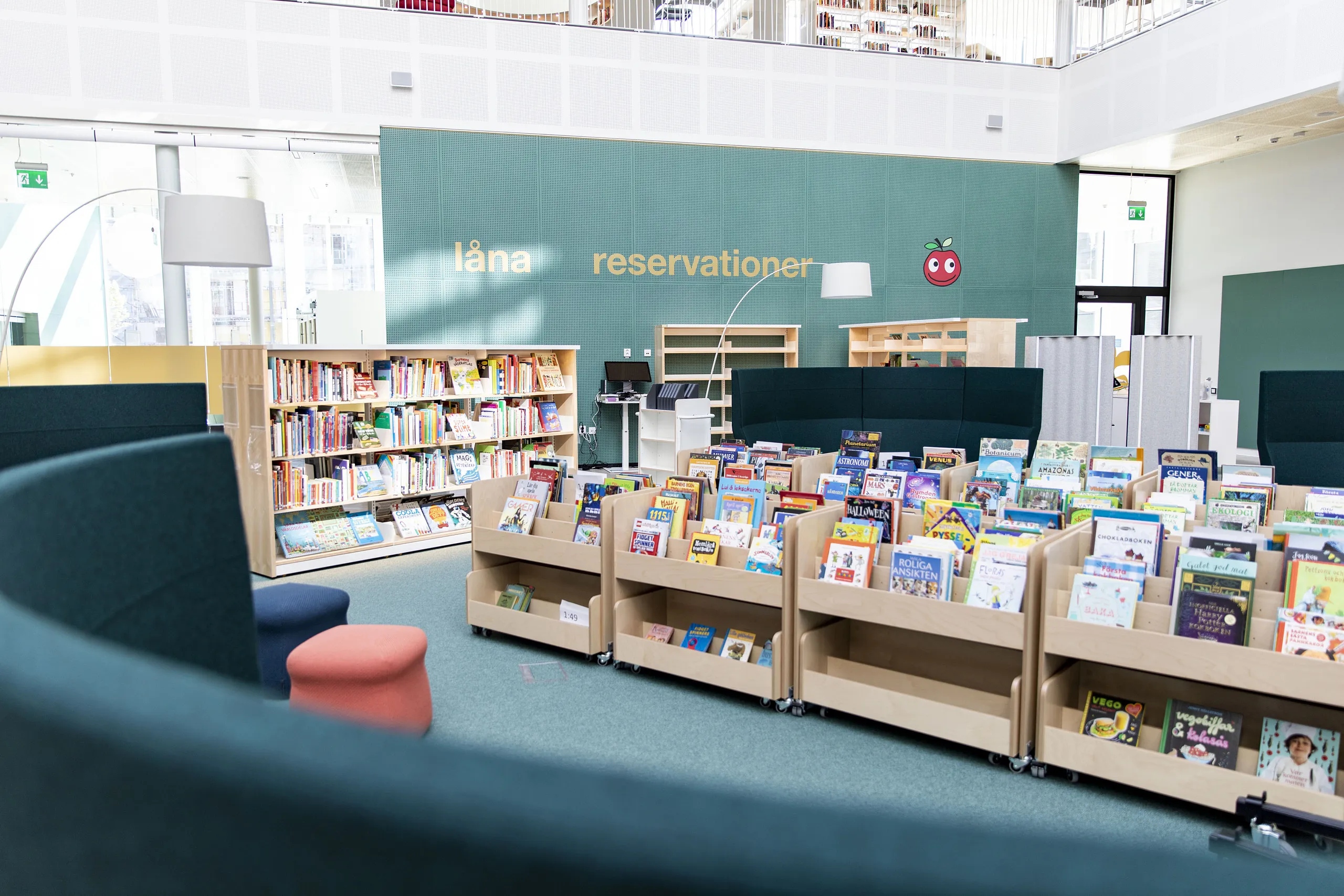 Hyllor med böcker i ett färgglatt bibliotek