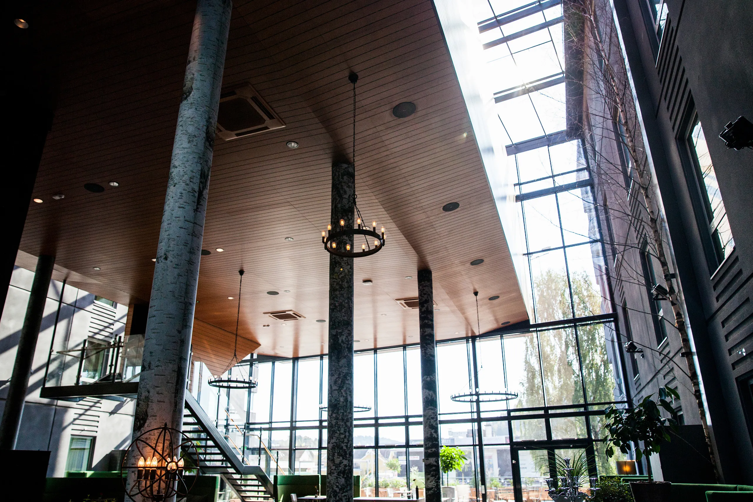 Stort och ljust rum med högt i tak och industriella detaljer