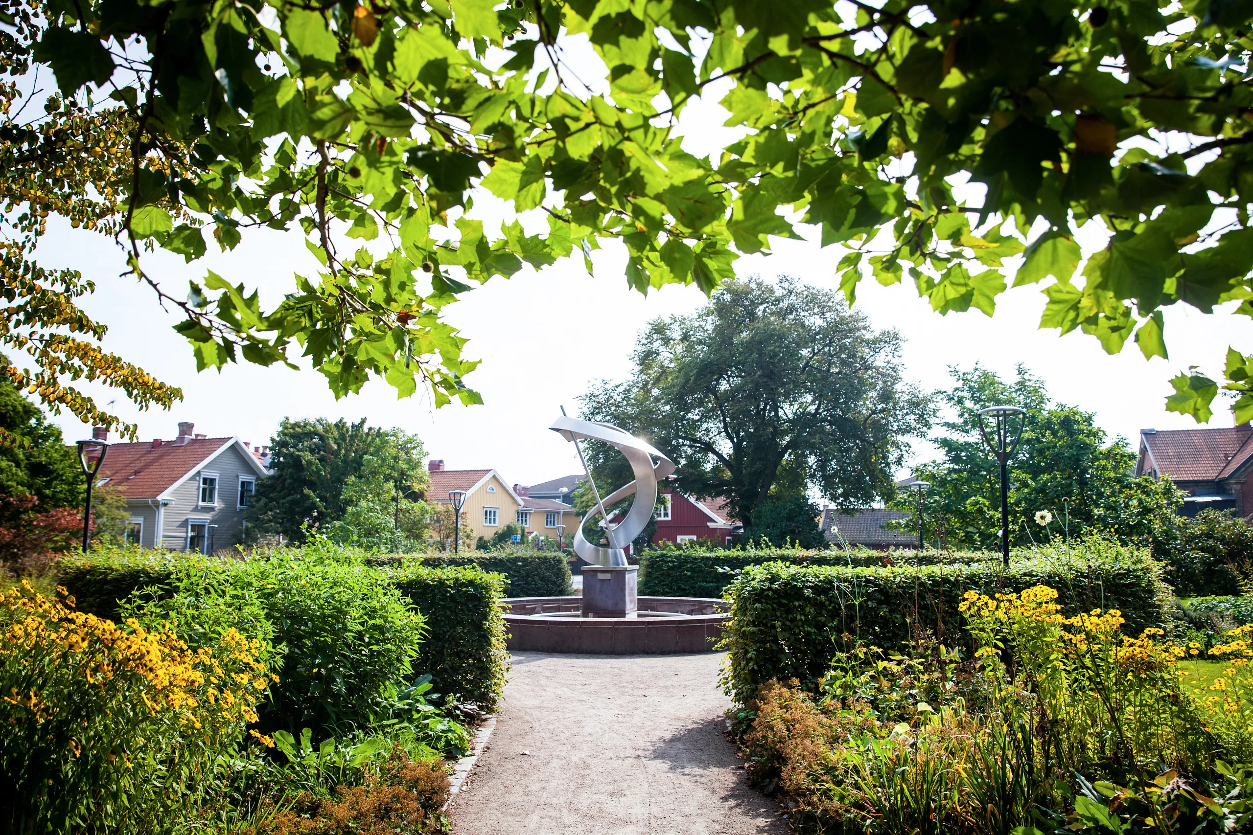 Konstverk omringad av grönska i Falkenberg