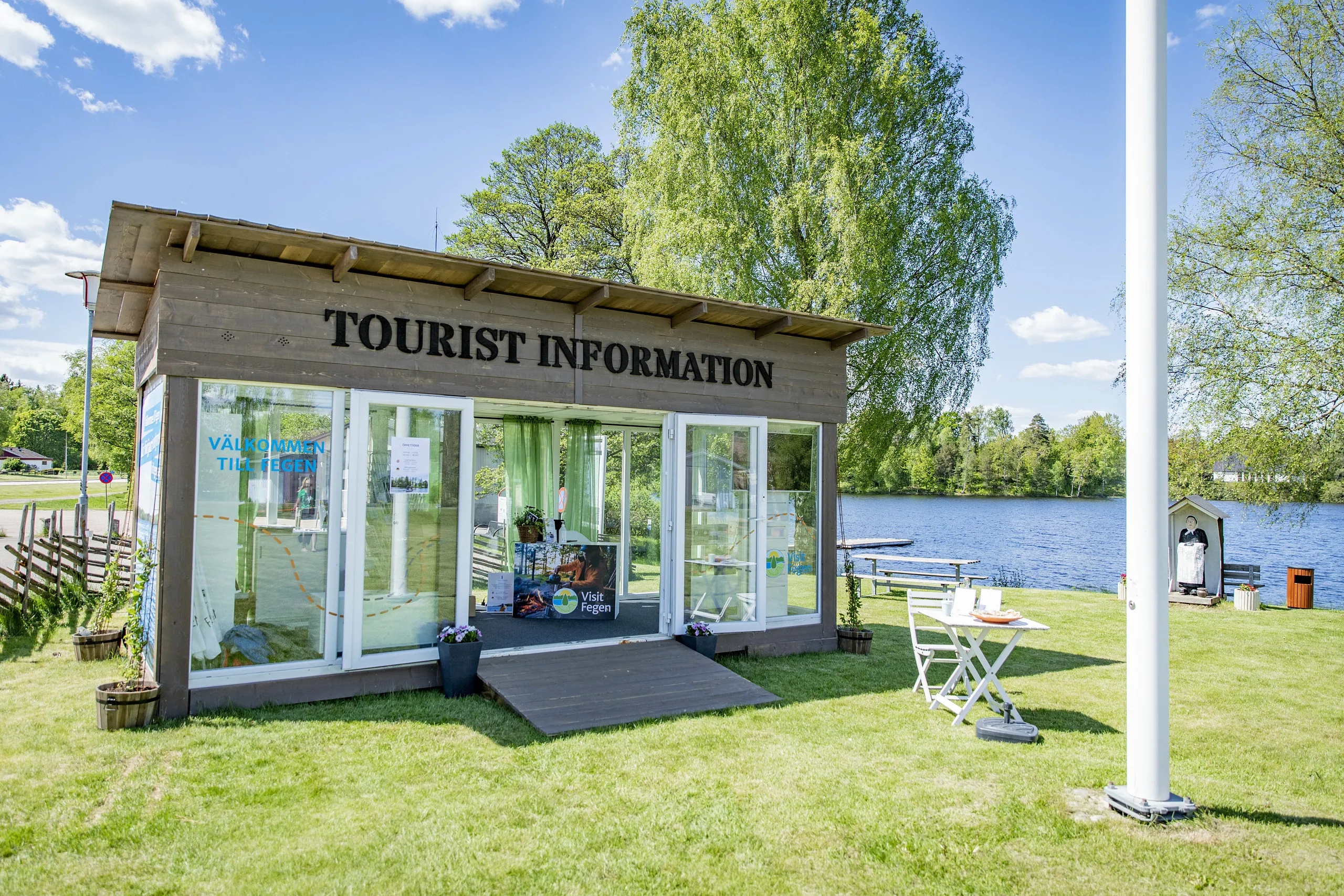 Ett hus vid en sjö en solig sommardag