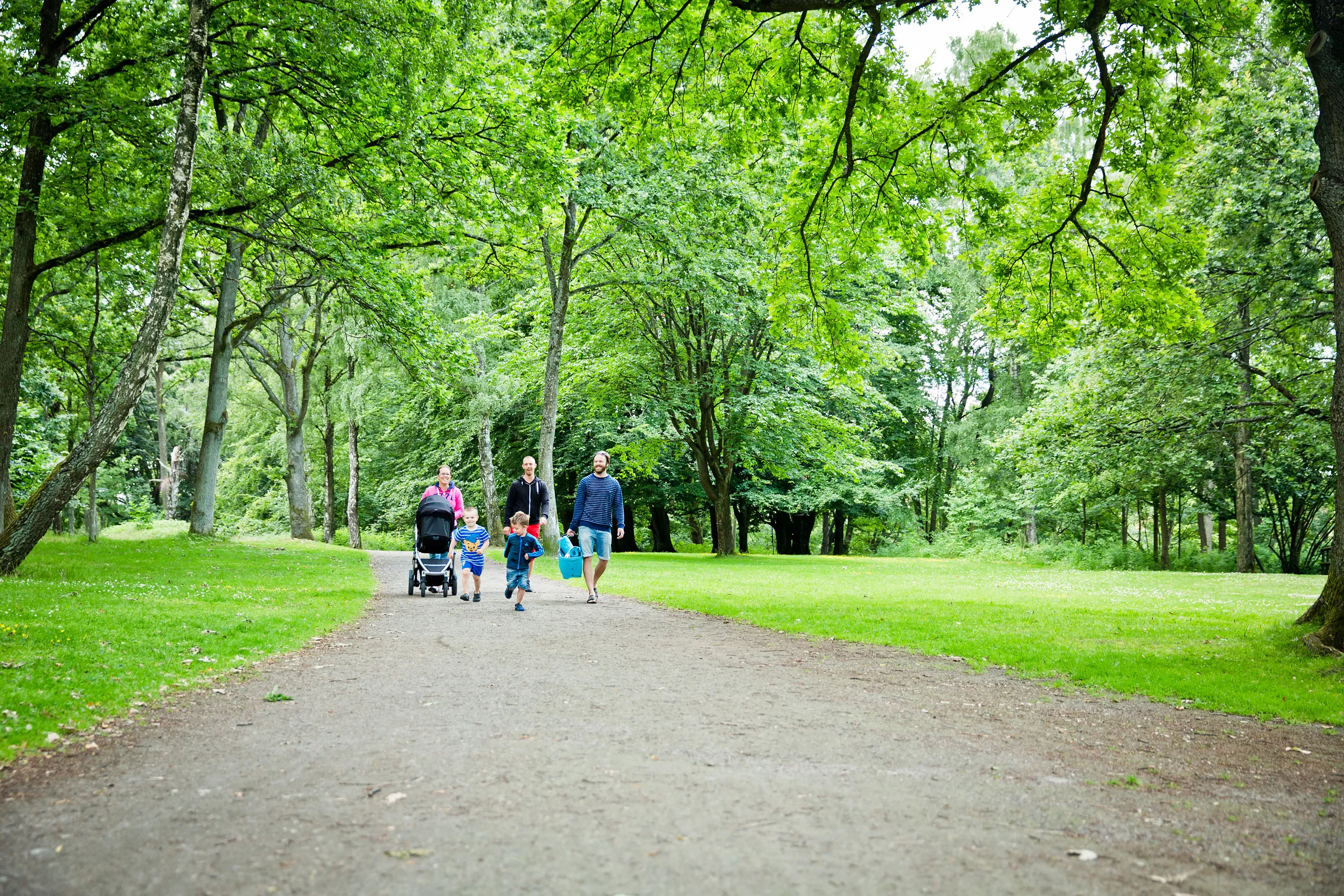 En familj går tillsammans i en park
