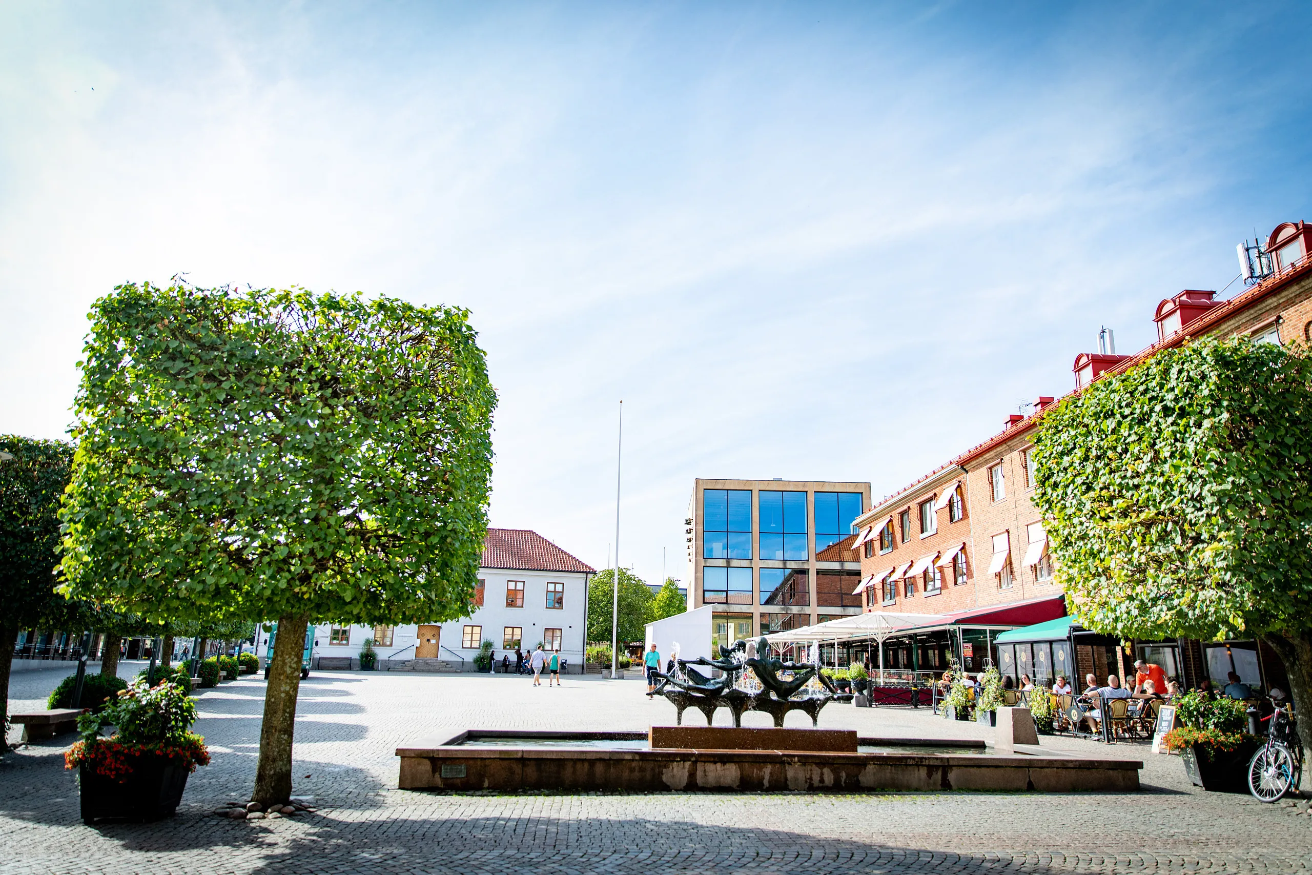 Rådhustorget i Falkenberg en solig dag
