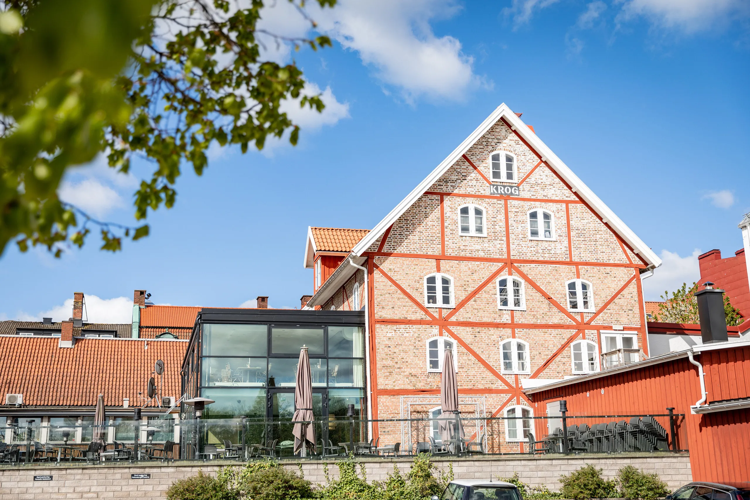 Restaurang i rött tegel, med inglasat uterum