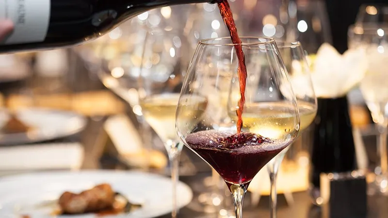 Vin hälls upp i vinglas.