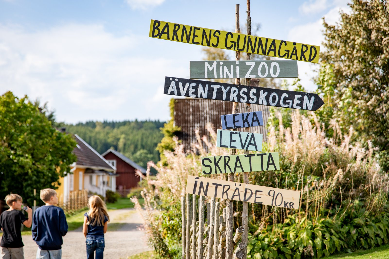 En skylt som hänvisar till olika lekområden