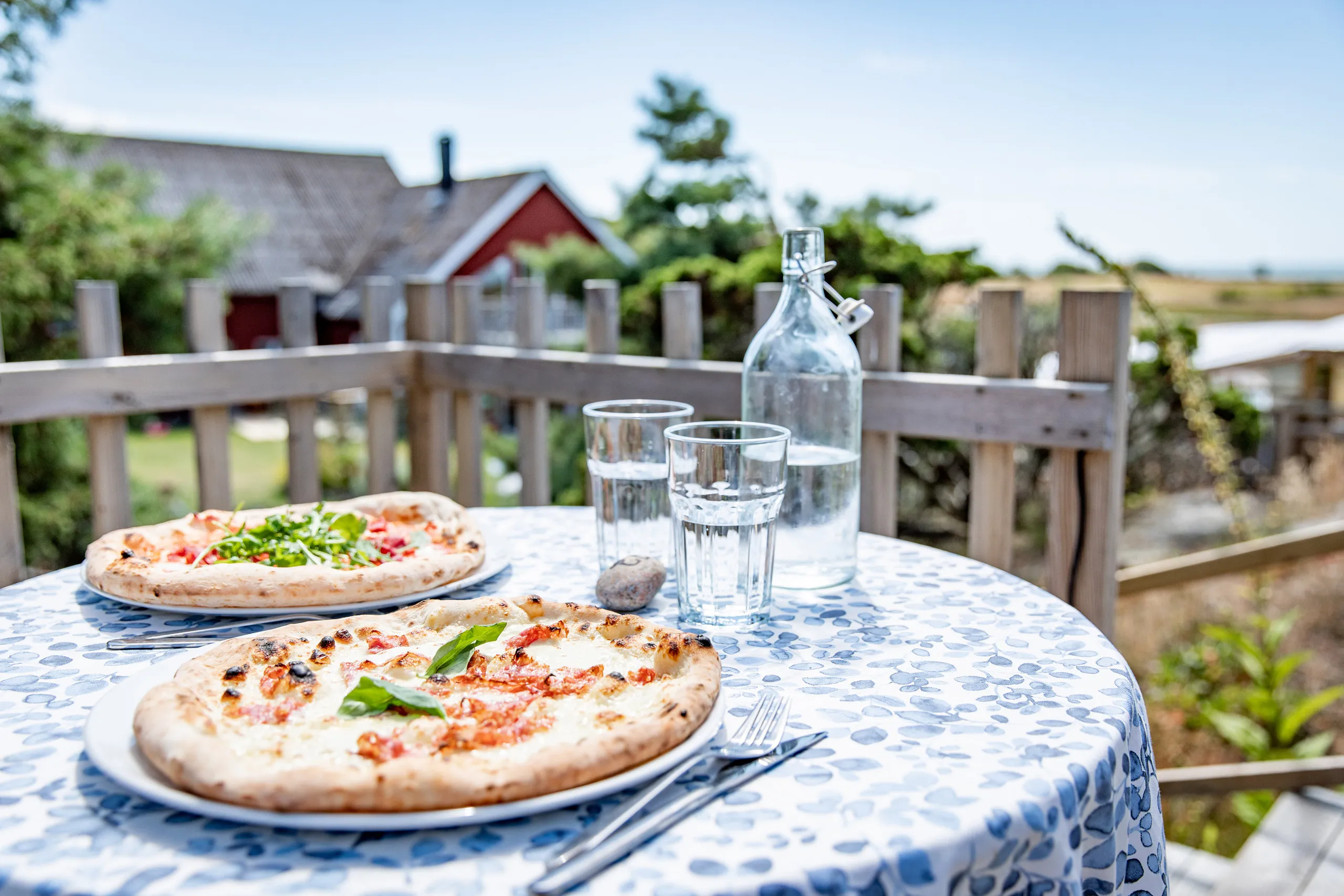 Två pizzor på ett bord