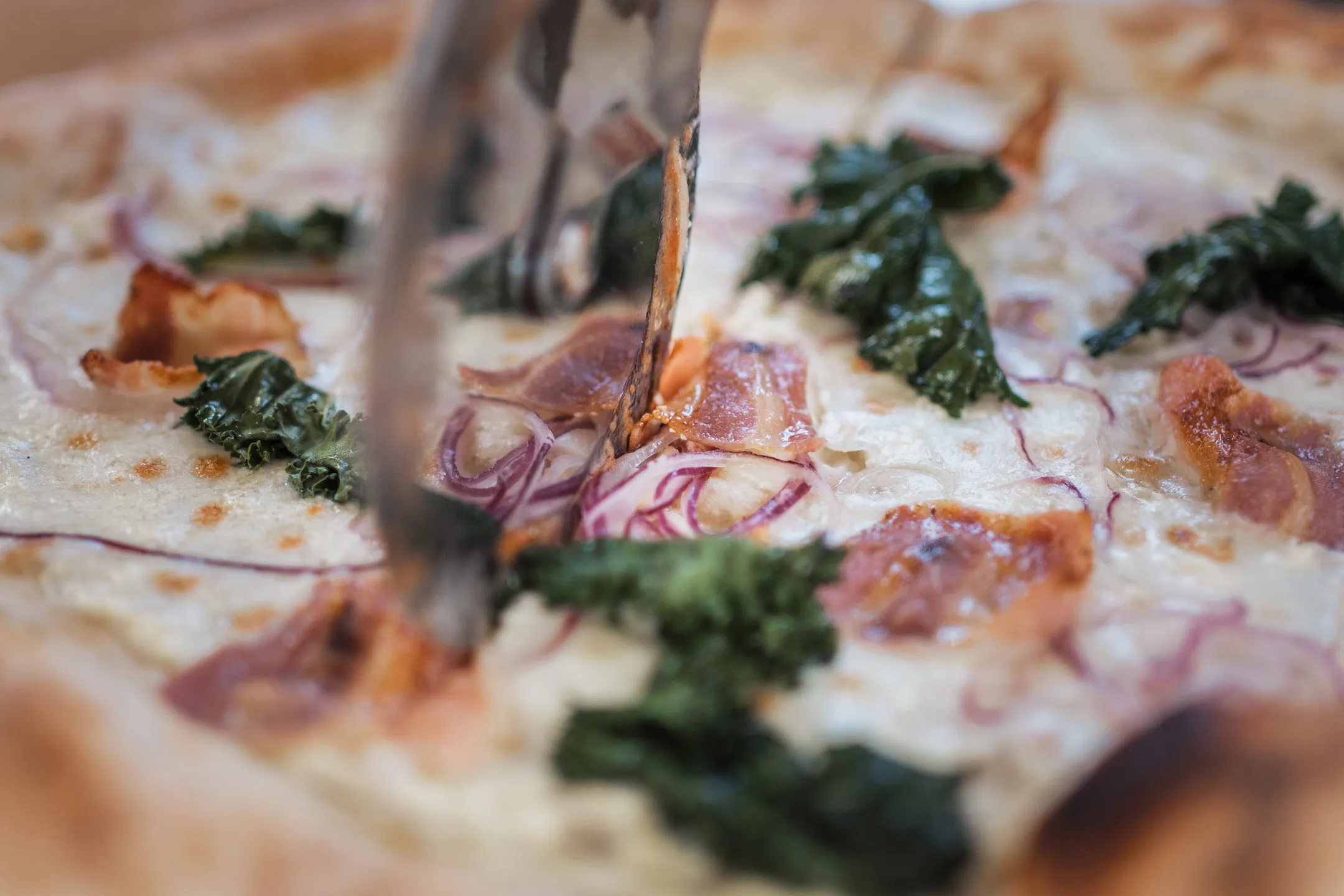 Närbild på en pizza.