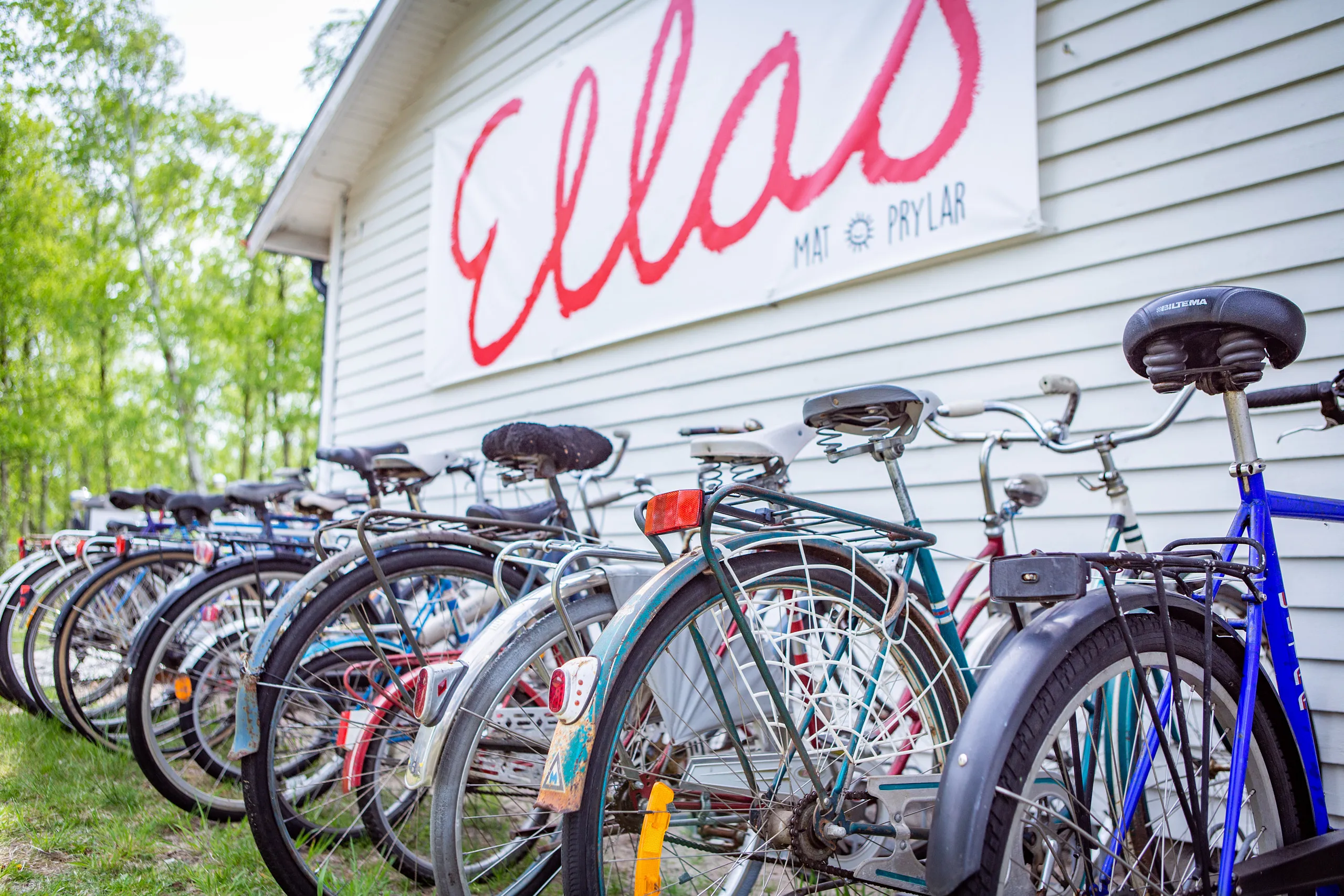 Cyklar på rad framför jus.