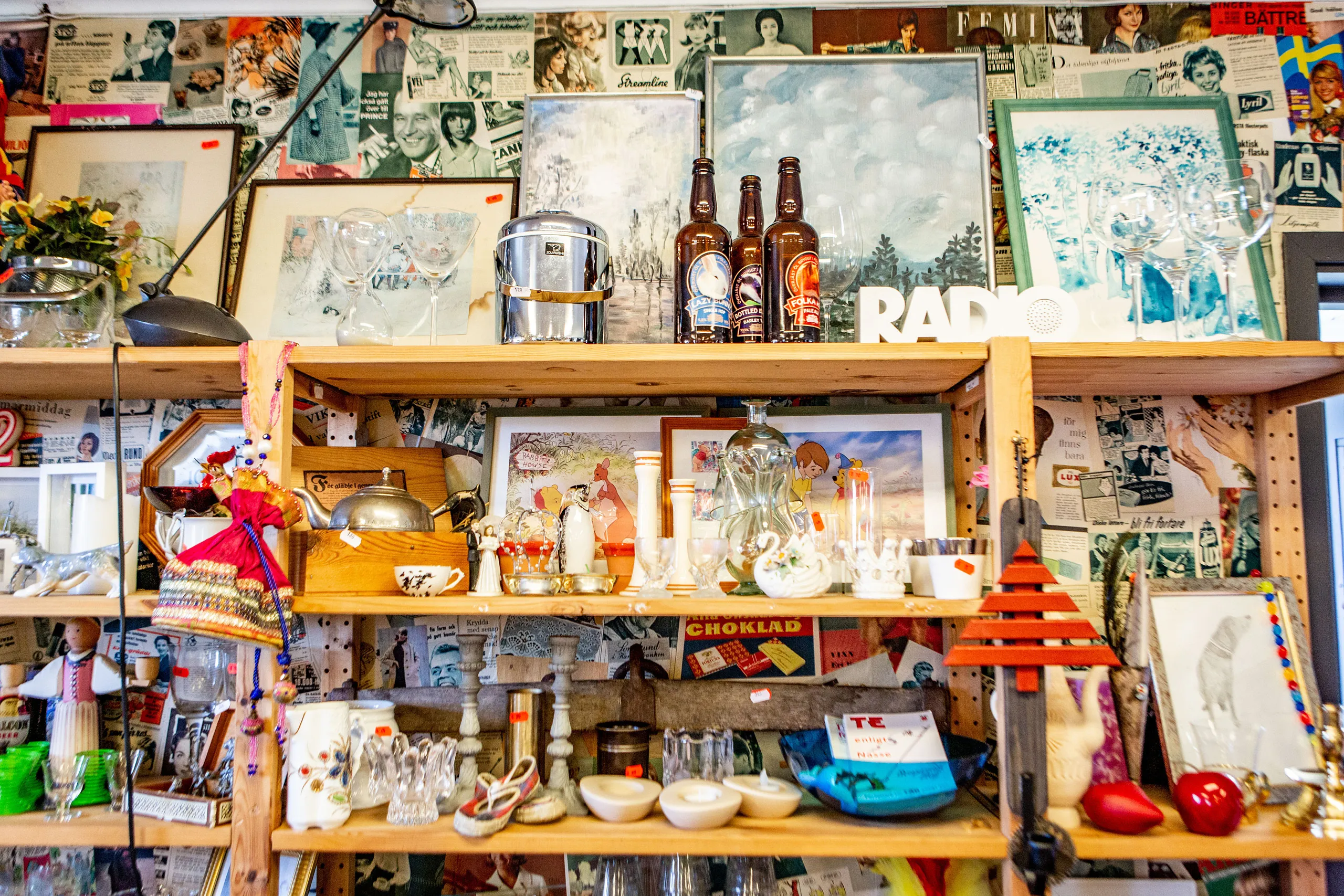 Loppisgrejer på hylla