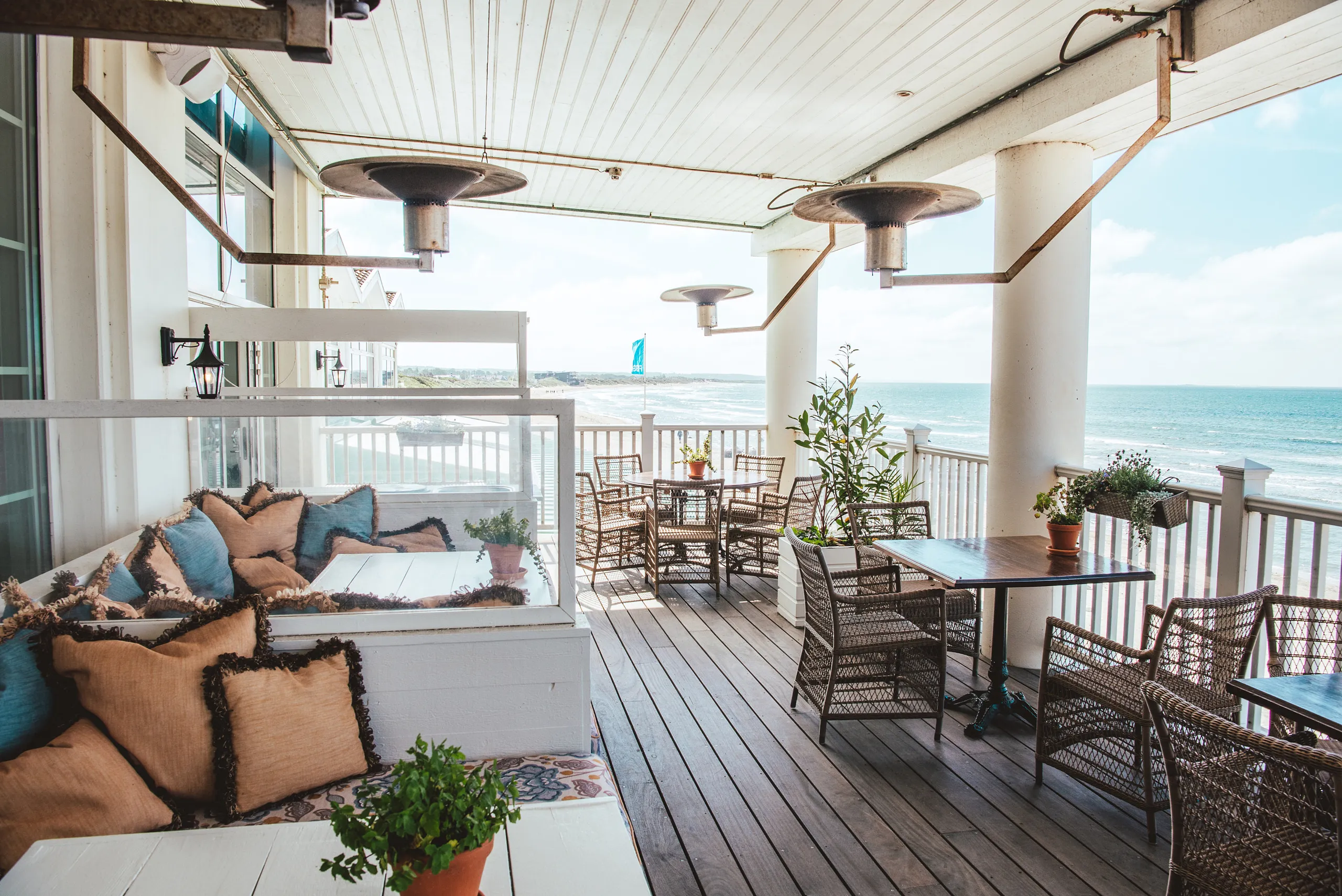 Uteservering på balkong mot havet.