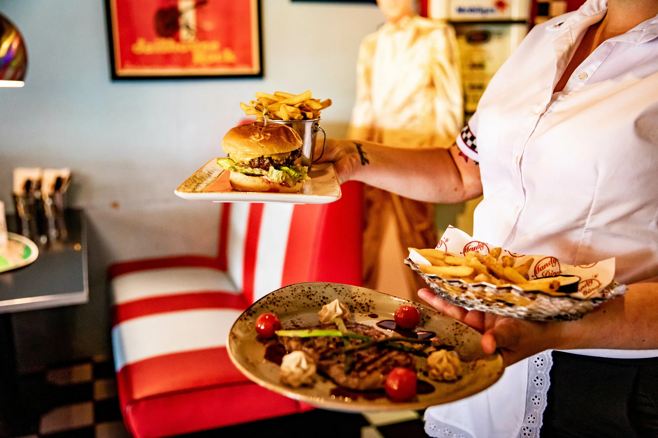 Tallrikar med hamburgare och pommes frittes.