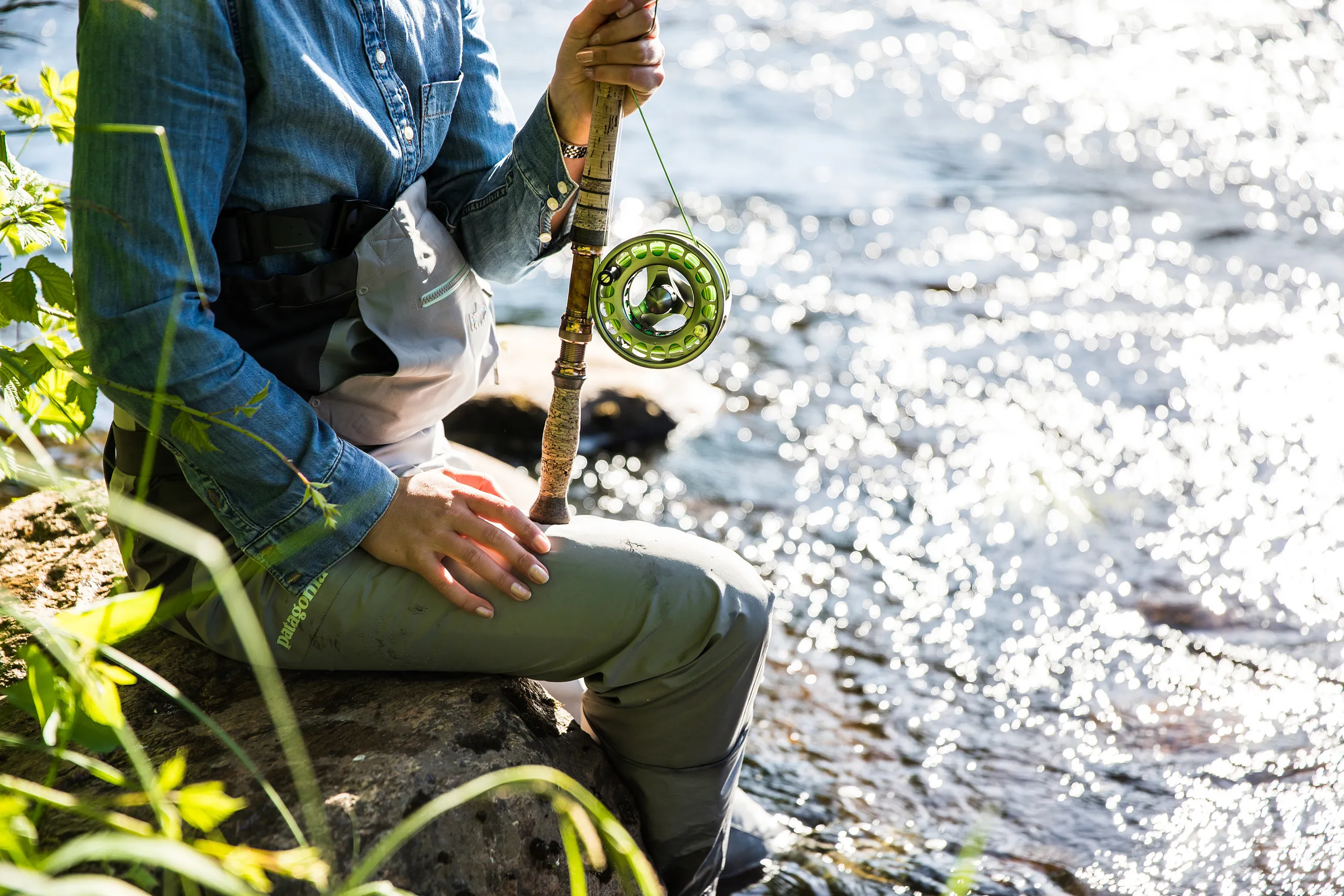 person med fiskespö vid en sjö