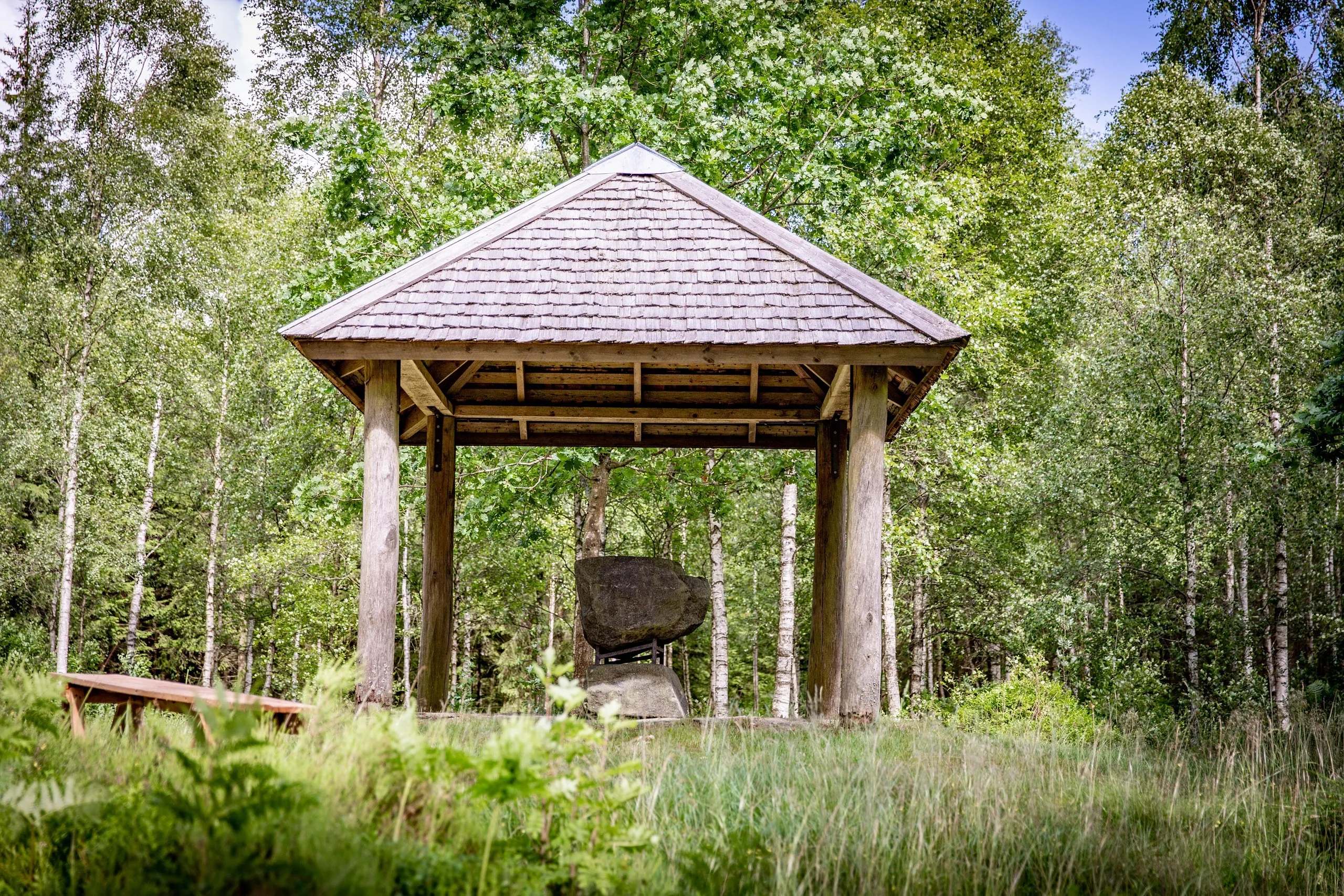 Dopfunt i sten under ett pyramidtak.