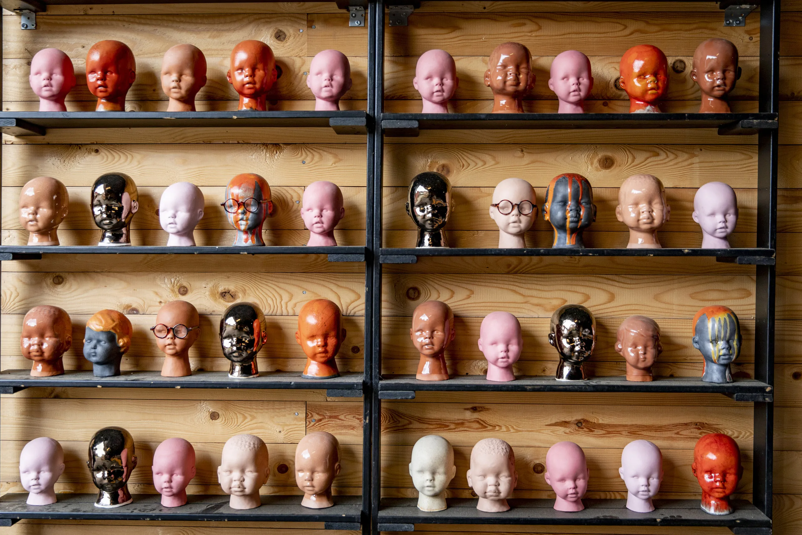 Rakudolls, huvuden på rad i keramik.