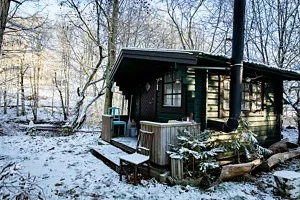 Stuga i vinterlandskap