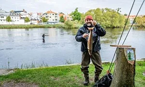 broman från fiskedestination med lax