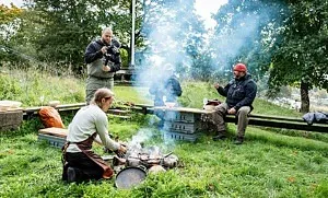 knutur lagar man utomhus