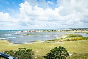 Utsikt över kustnära samhälle