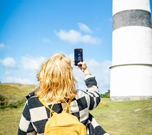 kvinna fotograferar fyr