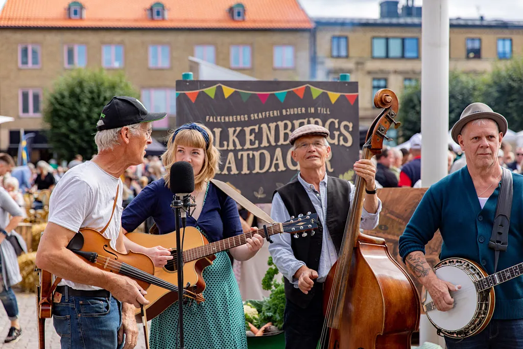 band spelar musik på torg