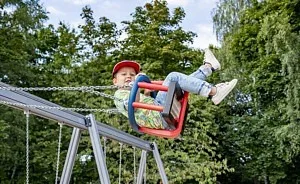 närbild på pojke som gungar