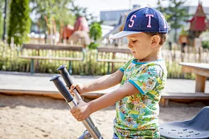 pojke gräver i sandlåda