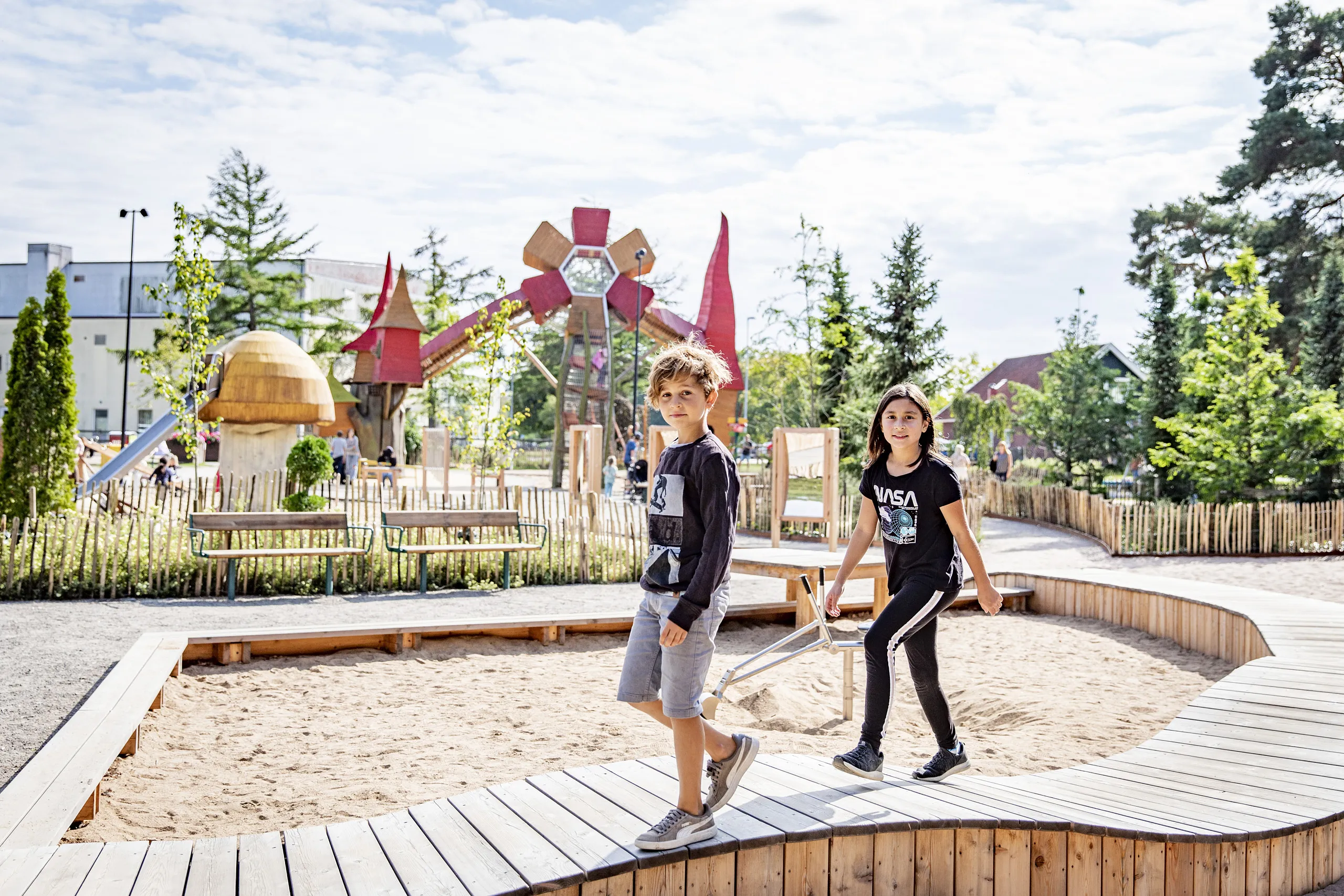 barn går på lekplats