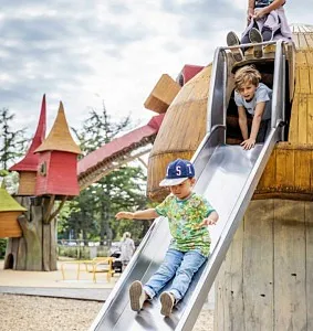 pojke åker rutschkana