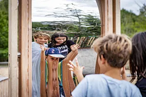 barn i lustig spegel