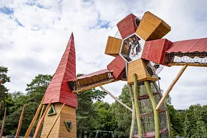 stor klätterställning i trä