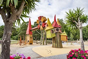 färgglad klätterställning i trä och träd