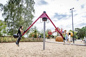 barn gungar på lekplats