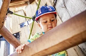 närbild på pojke som klättrar