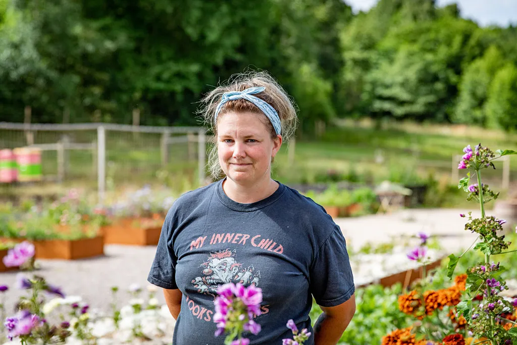 Kvinna i sin blomsterodling.