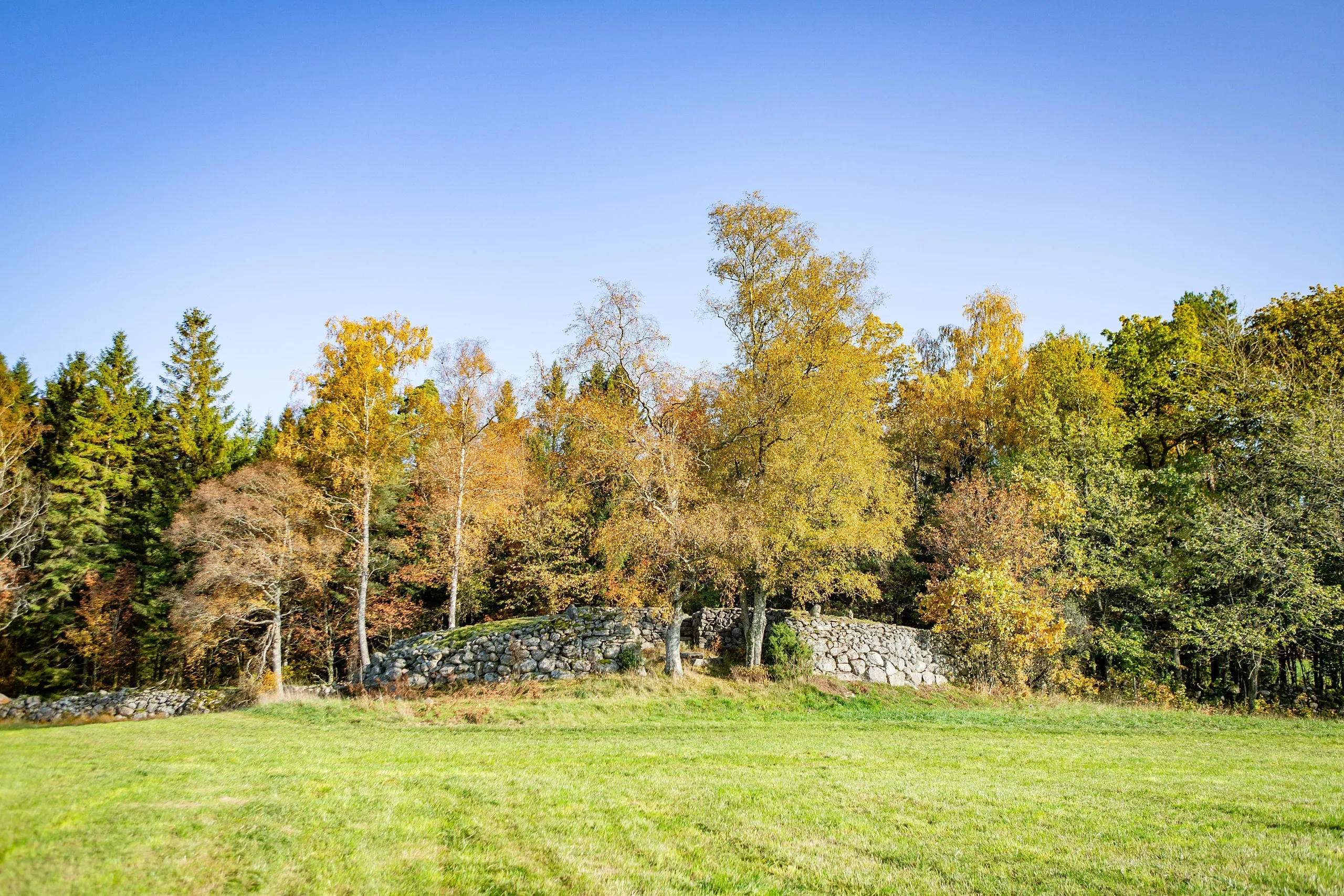 Ett stort stenröse format som en mur.