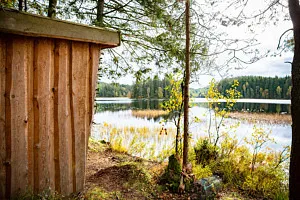 vindskydd vid vacker sjö i höstfärger