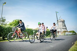 familj som cyklar vid kvarn