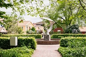 plåtskulptur i fontän i park