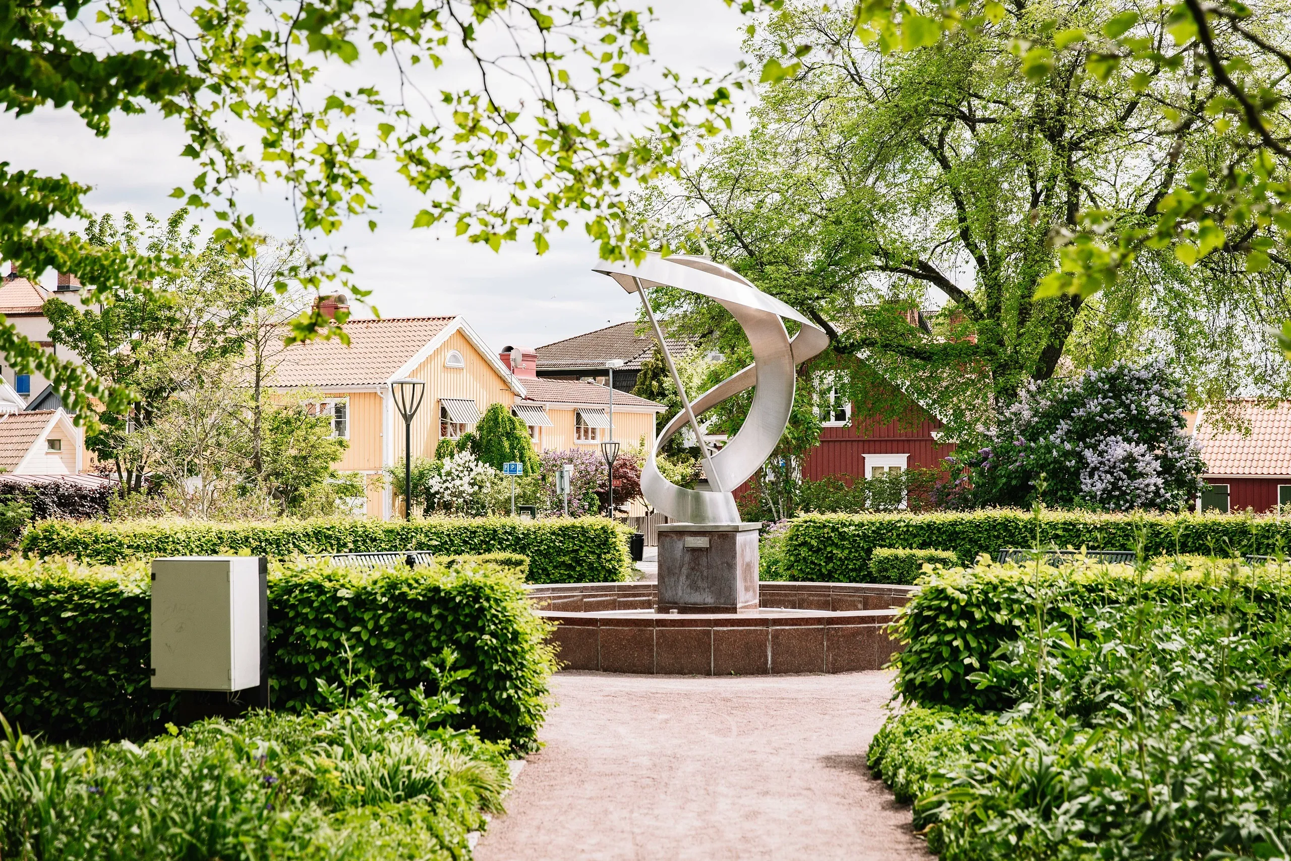 plåtskulptur i fontän i park