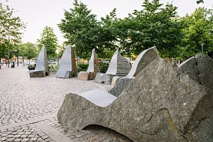 Stenstolar i halvcirkel på torg