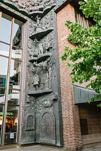 Konstverk i koppar pryder en gavelvägg