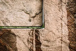 Granitblock med rinnande vatten