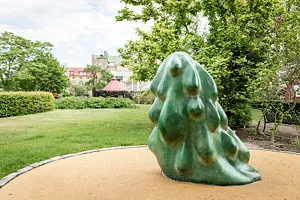 grön bronsstaty i park