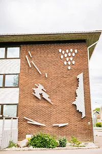 konstverk på gavel i tegel