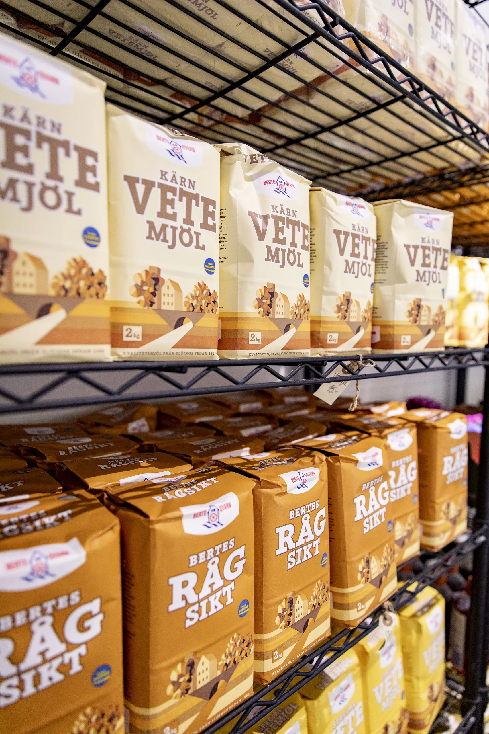 rader av mjöl i butik