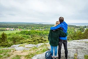 två personer ser ut från berg